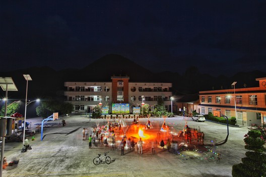 Raise me up 空间装置建造营 / 一本造建筑工作室