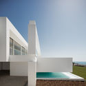 Carrara 住宅，内藏漂浮水池的白色雕塑 / Mário Martins Atelier - 独立住宅