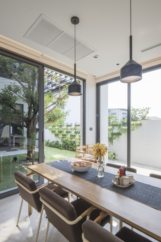 I-House / Gooseberry Design - Table, Lighting, Windows, Chair, Beam