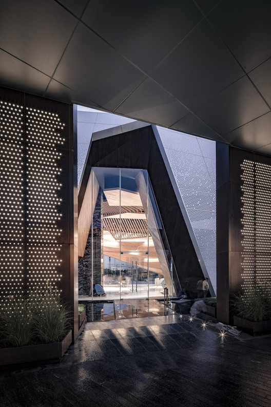 Chongqing LongFor • Hall of Waterfront City / Shanghai Tianhua Architecture Planning & Engineering - Image 4 of 34