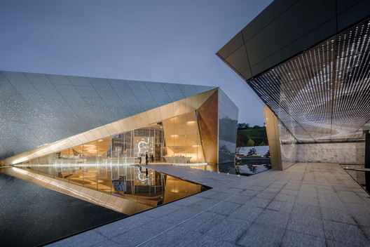 Chongqing LongFor • Hall of Waterfront City / Shanghai Tianhua Architecture Planning & Engineering - Image 11 of 34