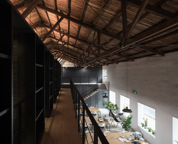 2nd Floor Bookshelf Corridor. Image Courtesy of TAO - Trace Architecture Office