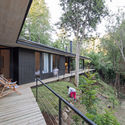 Casa Chucao Lago Calafquén / Sebastián Browne + Javier Alcalde - Ventanas, Barandas, Jardín, Bosque