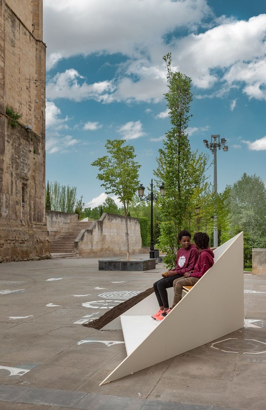 Un lugar, un banco, un árbol /  Blurarquitectura (Logroño) para Concéntrico 04 - Imagen 15 de 17