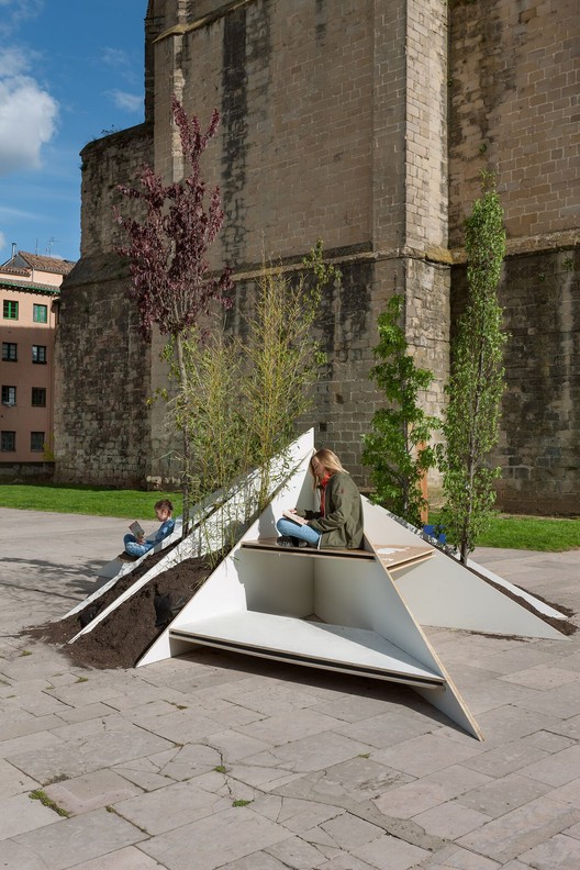 Un lugar, un banco, un árbol /  Blurarquitectura (Logroño) para Concéntrico 04 - Imagen 10 de 17