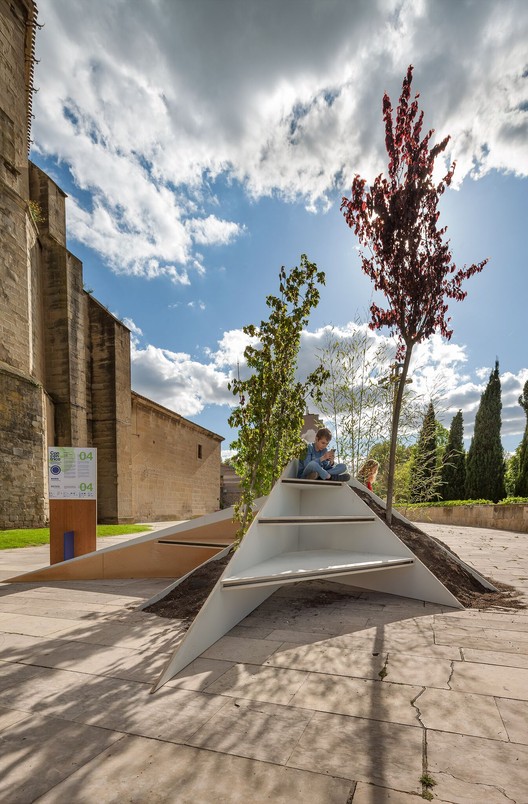 Un lugar, un banco, un árbol /  Blurarquitectura (Logroño) para Concéntrico 04 - Más Imágenes
