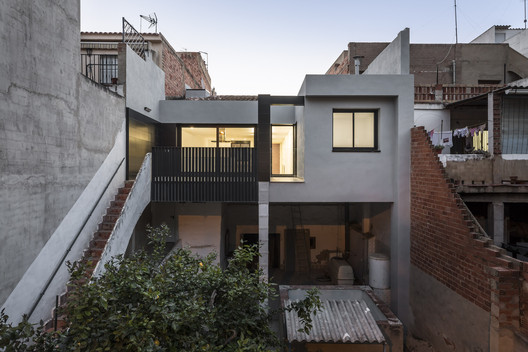 Casa entre casas / alberto facundo - Imagem 6 de 16