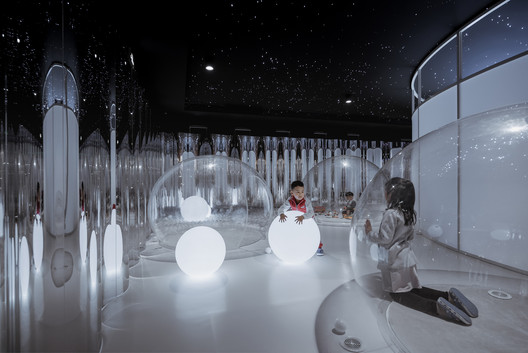 Polycarbonate Neverland - Aranya Kid's Restaurant / Wutopia Lab Polycarbonate Neverland - Aranya Kid's Restaurant / Wutopia Lab - Image 24 of 32