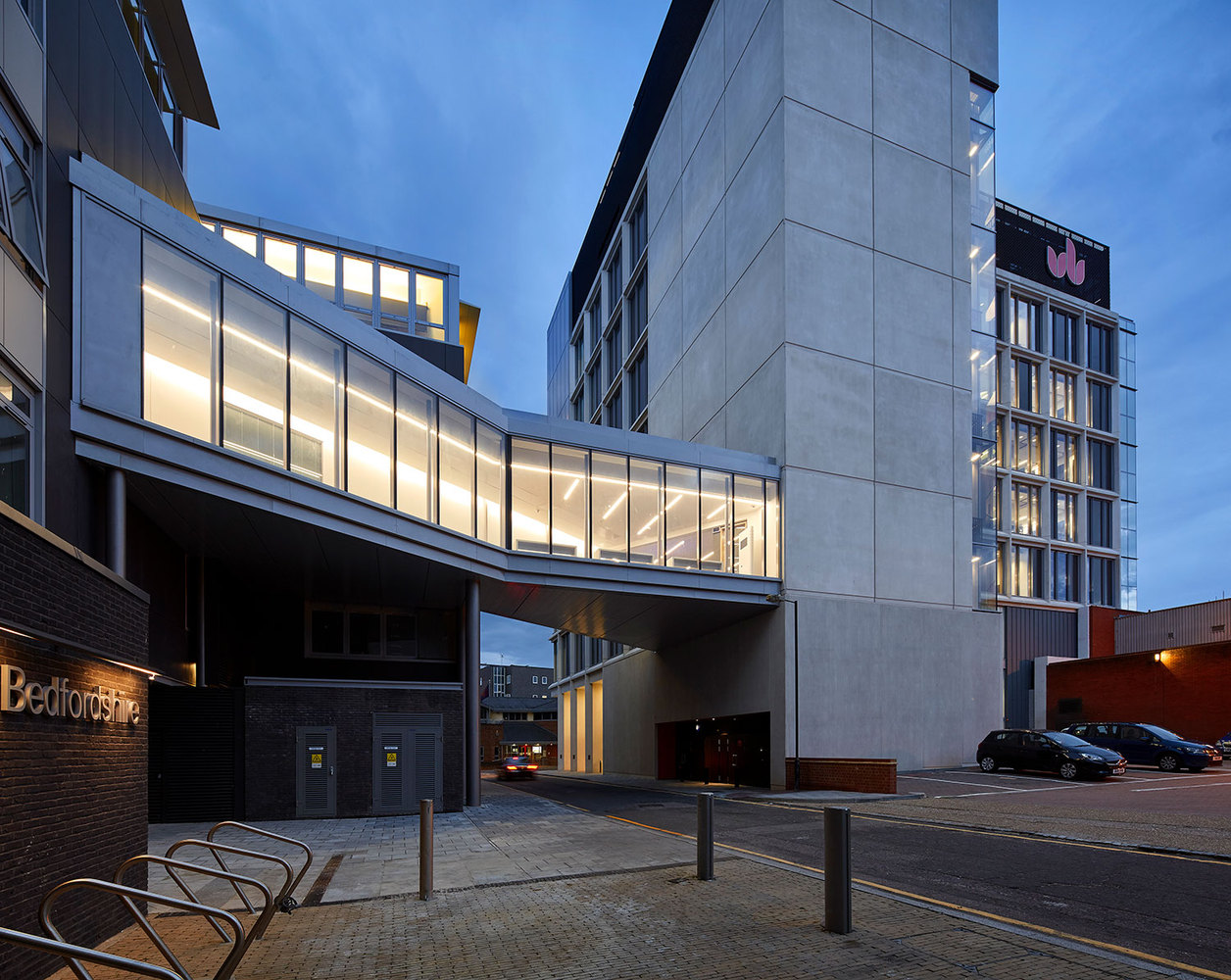 New Library at the University of Bedfordshire / MCW Architects - Image 1 of 38