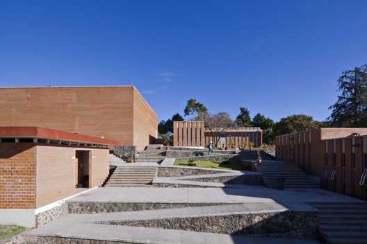 莫雷洛斯州自治大学艺术学院 / Rec Arquitectura