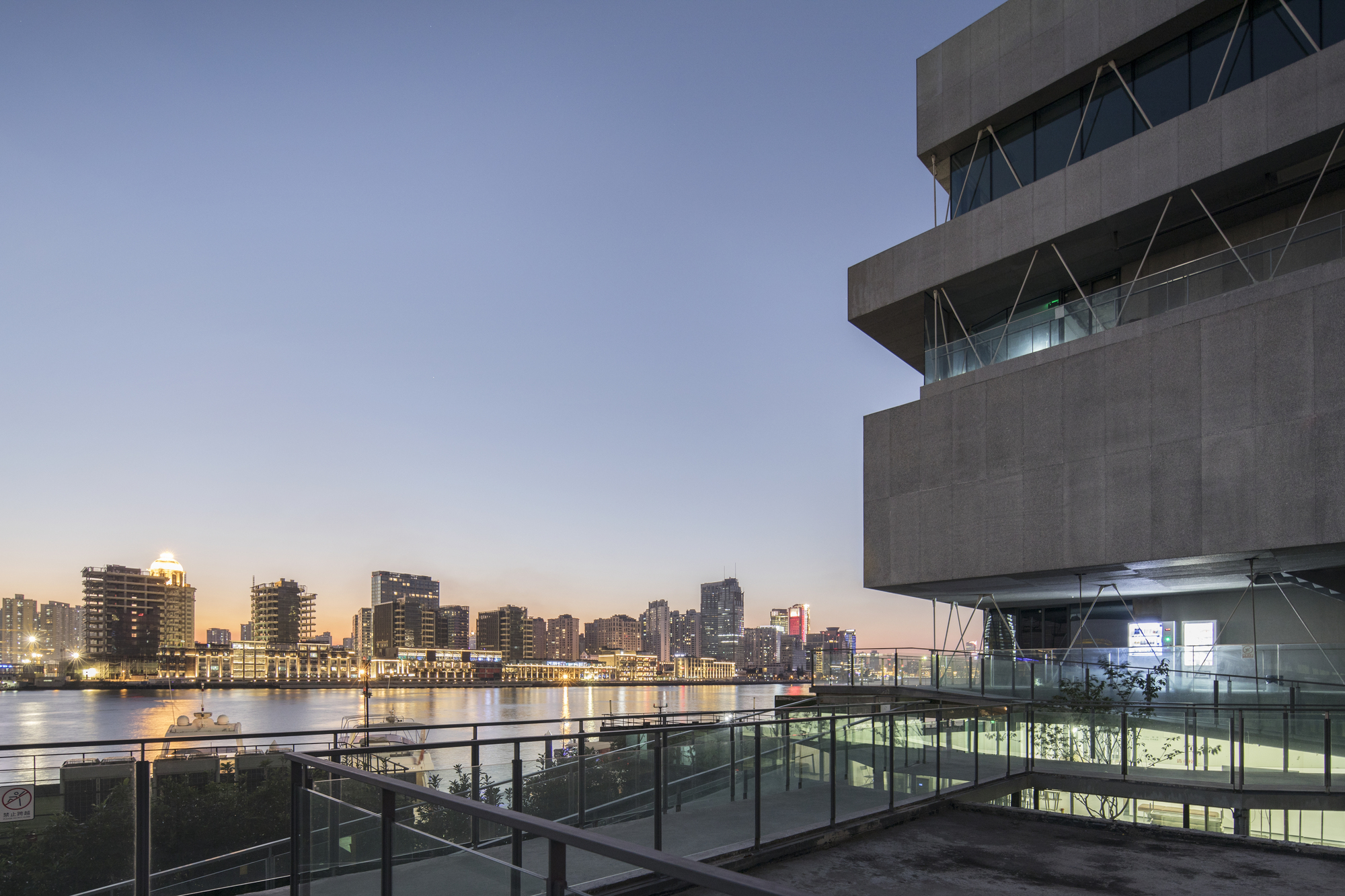 Gallery of Shanghai Modern Art Museum / Atelier Deshaus 11