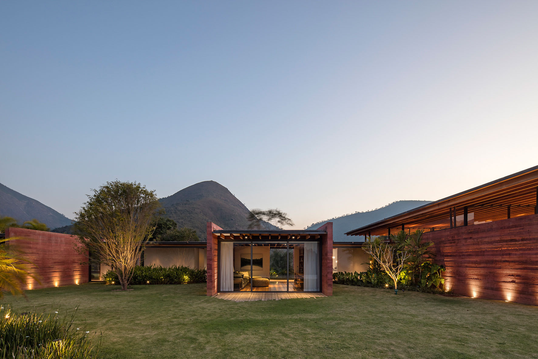 Galeria de Casa Terra / Bernardes Arquitetura - 10