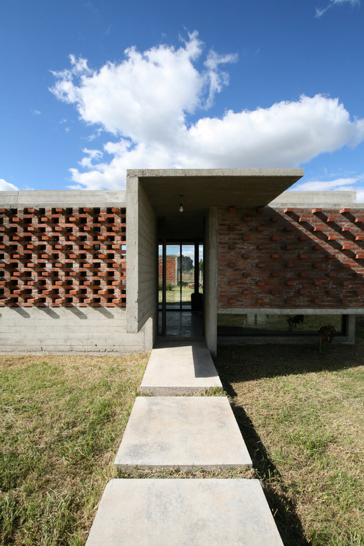 Suburban House / Besonias Almeida Arquitectos - Image 15 of 22