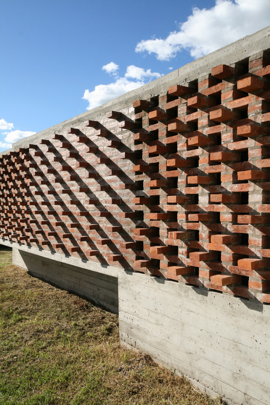 Suburban House / Besonias Almeida Arquitectos - Image 8 of 22