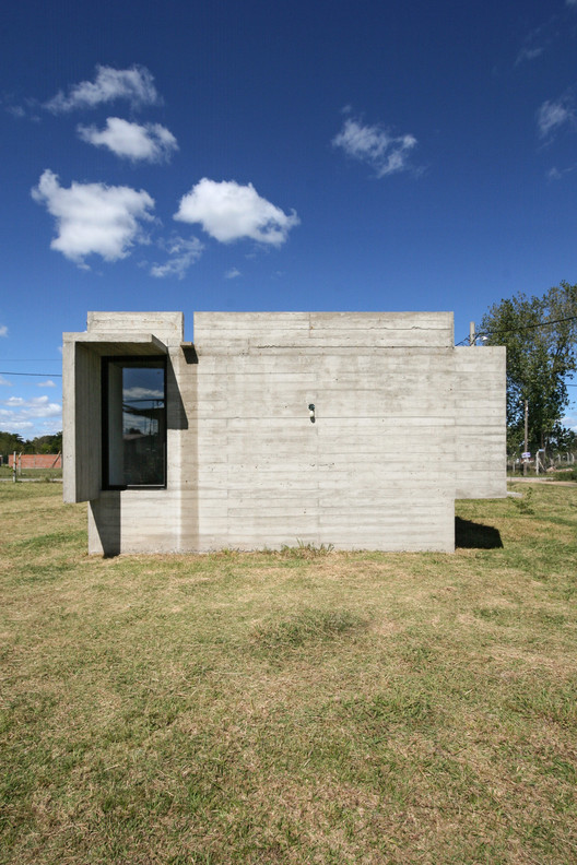 Suburban House / Besonias Almeida Arquitectos - Image 4 of 22