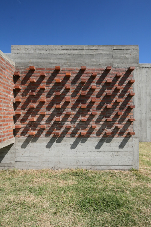 Suburban House / Besonias Almeida Arquitectos - Image 2 of 22