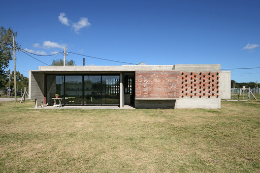Suburban House / Besonias Almeida Arquitectos - Image 9 of 22