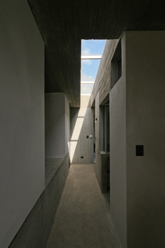 Suburban House / Besonias Almeida Arquitectos - Image 10 of 22
