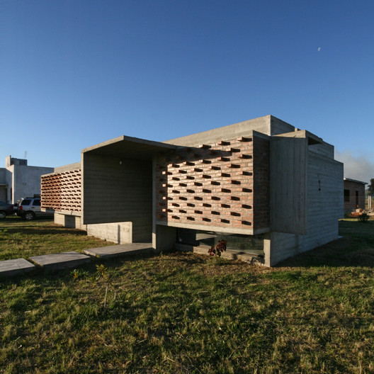 Suburban House / Besonias Almeida Arquitectos - Image 7 of 22