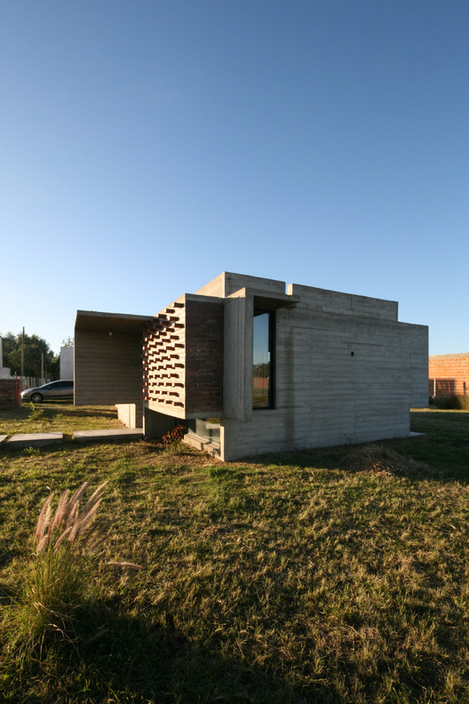 Suburban House / Besonias Almeida Arquitectos - Image 5 of 22