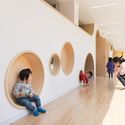 Centro de educación inicial cerca de la granja de caballos / L&M DESIGN LAB - Guardería