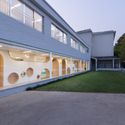 Centro de educación inicial cerca de la granja de caballos / L&M DESIGN LAB - Guardería