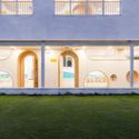 Centro de educación inicial cerca de la granja de caballos / L&M DESIGN LAB - Guardería