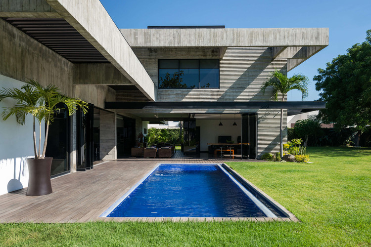 Casa Clara  / Paz Arquitectura - Casas, Jardín, Fachada, Sillas