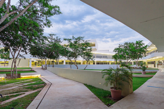 Faculdade de Educação da Universidade Autônoma de Yucatán / Departamento de Projetos da Faculdade de Arquitetura
