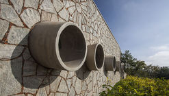 Auditorium in Agastya International Foundation / Mistry Architects