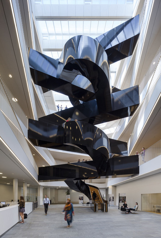 Edificios corporativos y culturales: 15 atrios y sus cortes - Imagen 7 de 31