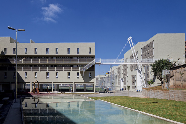 Residencial Parque Novo Santo Amaro V / Vigliecca & Associados. © Leonardo Finotti . Image Cortesia de Instituto Tomie Ohtake