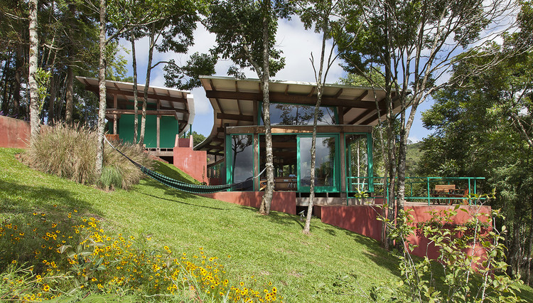 Residência em Gonçalves / André Vainer Arquitetos. © Tuca Reines. Image Cortesia de Instituto Tomie Ohtake