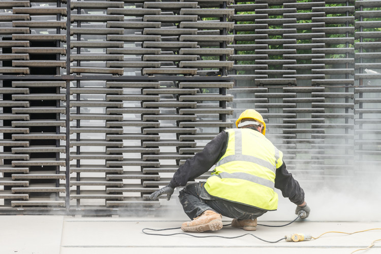 Fotografias registram o Serpentine Pavilion 2018 de Frida Escobedo em fase de conclusão - Mais Imagens