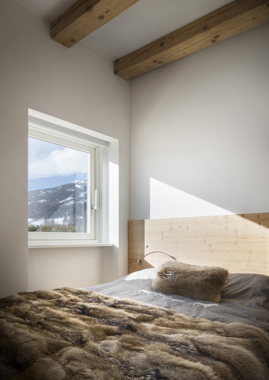 Cortina Residence / Studio Rinaldi - Windows, Wood, Bed, Bedroom, Beam