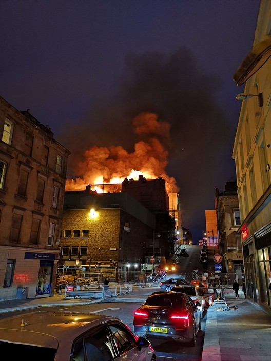 El edificio histórico de la Escuela de Arte de Glasgow vuelve a incendiarse cuatro años después, destruyendo por completo las obras de restauración - Image 3 of 4