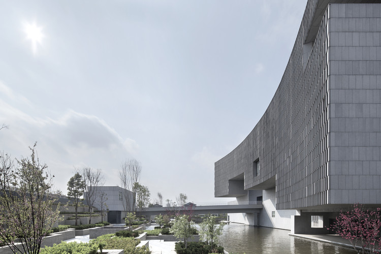 Entrance Bridge. Image © Zhi Xia