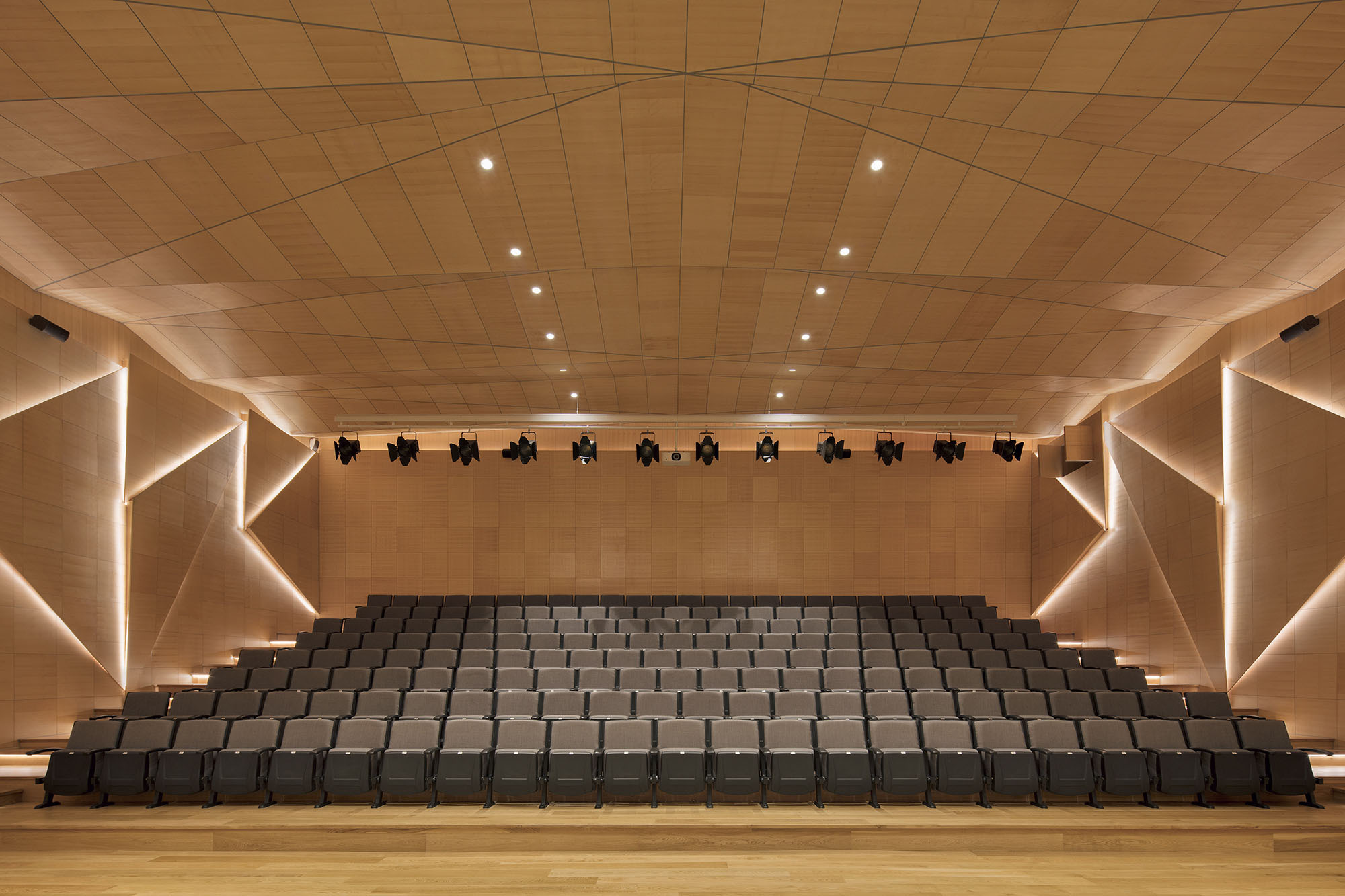акустические панели для зрительного зала. культурный центр от chiaki arai urban and architecture design. акустические панели для актовых залов. интерьер концертного зала современный. акустический зал.