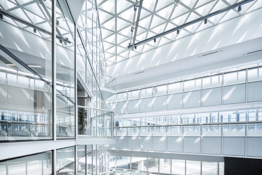 Interior do Shanghai Baoye Center / LYCS Architecture - Imagem 10 de 33