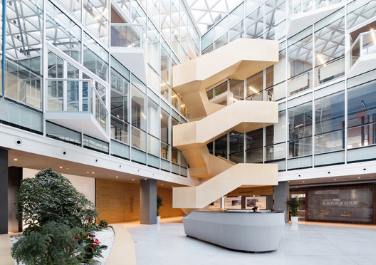 Interior do Shanghai Baoye Center / LYCS Architecture - Imagem 2 de 33