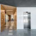 Interior do Shanghai Baoye Center / LYCS Architecture - Interiores De Escritórios