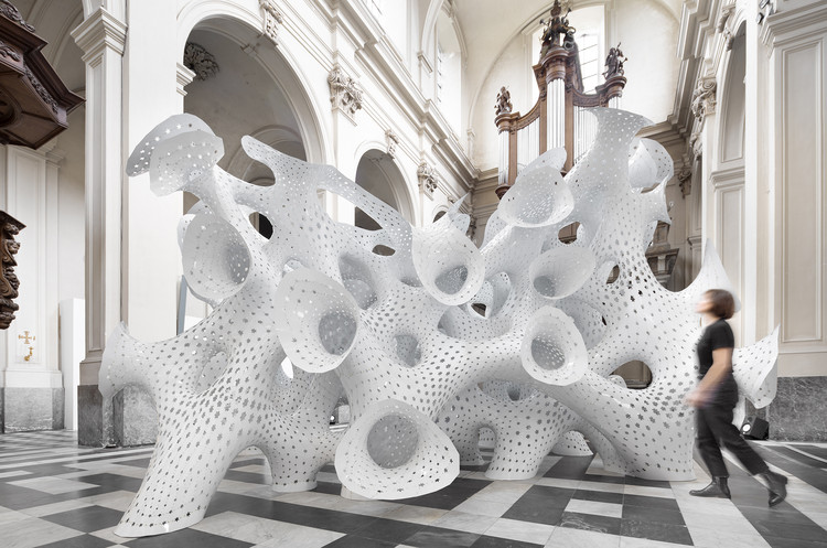 Marc Fornes / THEVERYMANY instala un pabellón de aspecto coralino en un seminario del siglo XVII en Brujas - Más Imágenes
