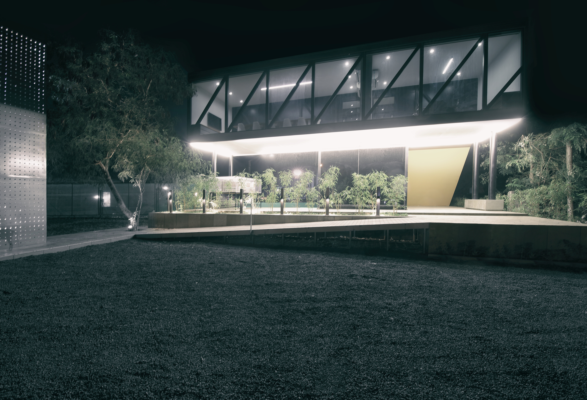 Gallery of Yellow Box Office / FLXBL Design Consultancy - 15