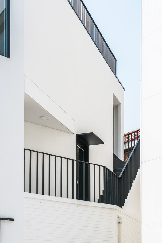 Hapjeong 359 18 / Simplex Architecture - Facade, Windows, Handrail