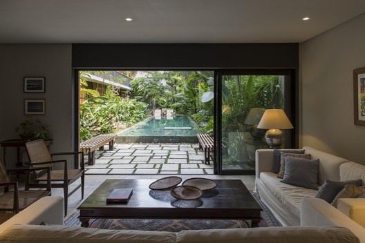 Hotel em Manaus / AMZ Arquitetos - Mesa, Cadeira, Janela