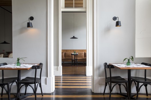 Hotel em Manaus / AMZ Arquitetos - Mesa, Cadeira, Porta