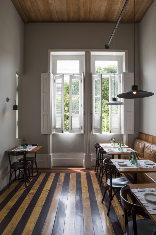 Hotel em Manaus / AMZ Arquitetos - Mesa, Janela, Viga