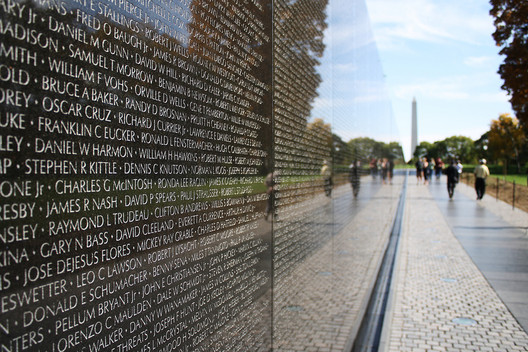 Vietnam Veterans Memorial / Maya Lin. Image © <a href='https://www.flickr.com/photos/derekskey/5249593792'>Flickr user Derek Key</a> licensed under <a href='https://creativecommons.org/licenses/by/2.0/'>CC BY 2.0</a> Vietnam Veterans Memorial / Maya Lin. Image © <a href='https://www.flickr.com/photos/derekskey/5249593792'>Flickr user Derek Key</a> licensed under <a href='https://creativecommons.org/licenses/by/2.0/'>CC BY 2.0</a>