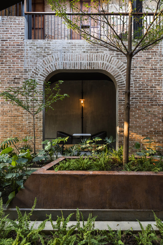 No.1986 Coffee & Restaurant / Le House - Windows, Brick, Facade, Arch, Garden