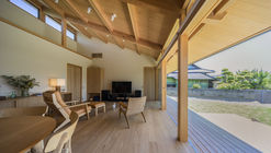 Residencia para una familia y su amado perro / TAKASHI OKUNO & ASSOCIATES